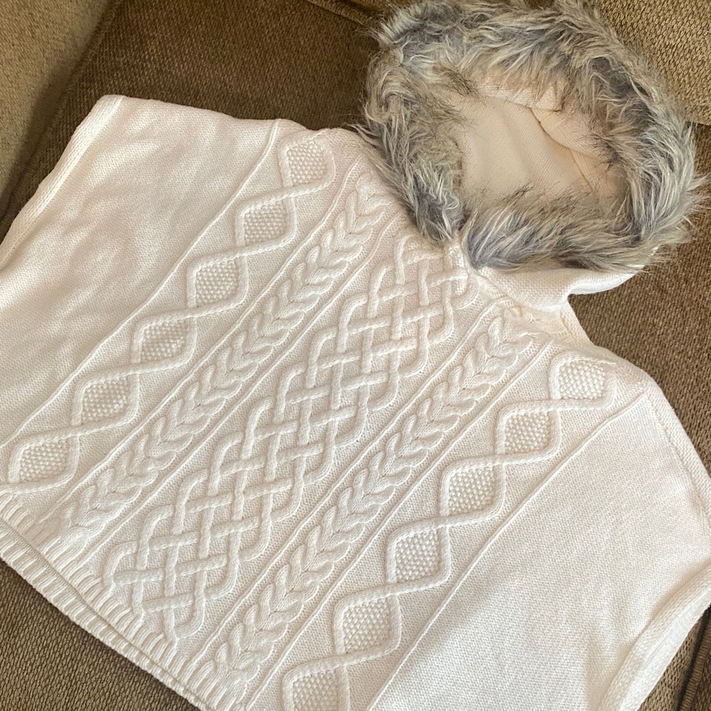 GAP KIDS Girls Ivory Frost Cable Knit Poncho Sweater with Faux Fur Hood. XS